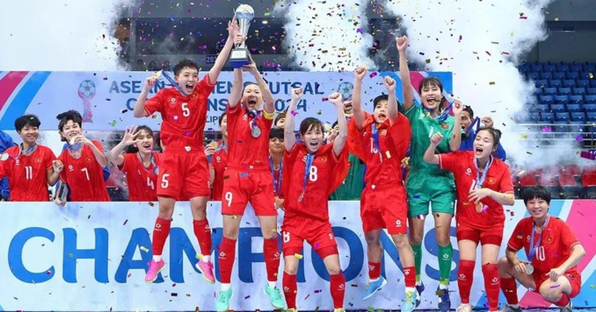 Vietnam women’s futsal team in world top 10, coach Dinh Hoang honored